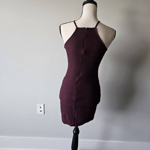 Burgundy halter style dress - Picture 4 of 8